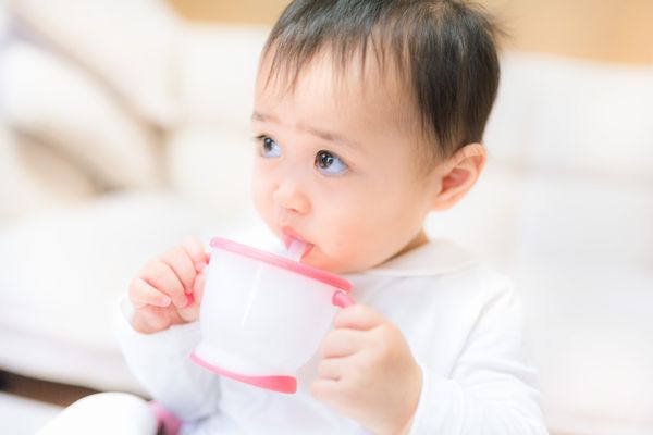 赤ちゃんのマグについた茶渋 環境にも子供にも優しく落とす方法