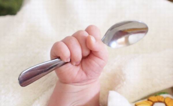 赤ちゃんの虫歯菌は祖父母のキスが原因？どうすれば防げるの？