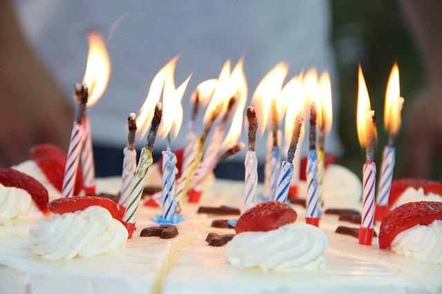 誕生日ケーキのろうそくの本数の限界は 多くなったときのアイデア集